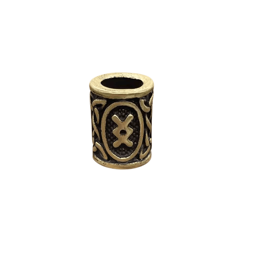 Perle viking cylindrique en alliage bronze patiné, rune Ingwaz, perçage traversant visible, sur fond blanc