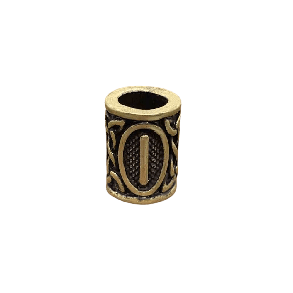 Perle viking cylindrique en alliage bronze patiné, rune Isa, perçage traversant visible, sur fond blanc