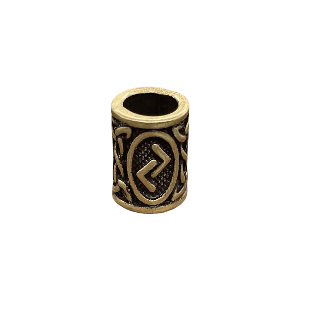Perle viking cylindrique en alliage bronze patiné, rune Jera, perçage traversant visible, sur fond blanc