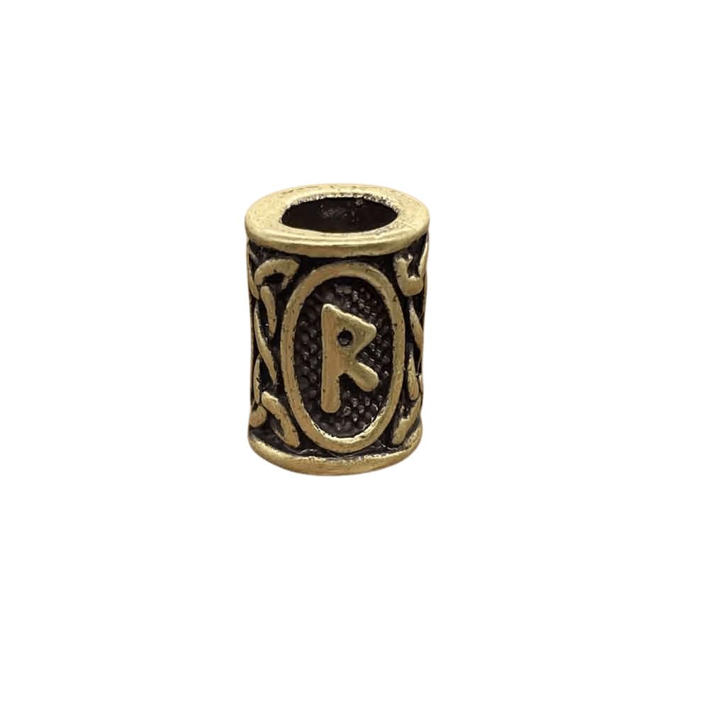 Perle viking cylindrique en alliage bronze patiné, rune Raidho, perçage traversant visible, sur fond blanc