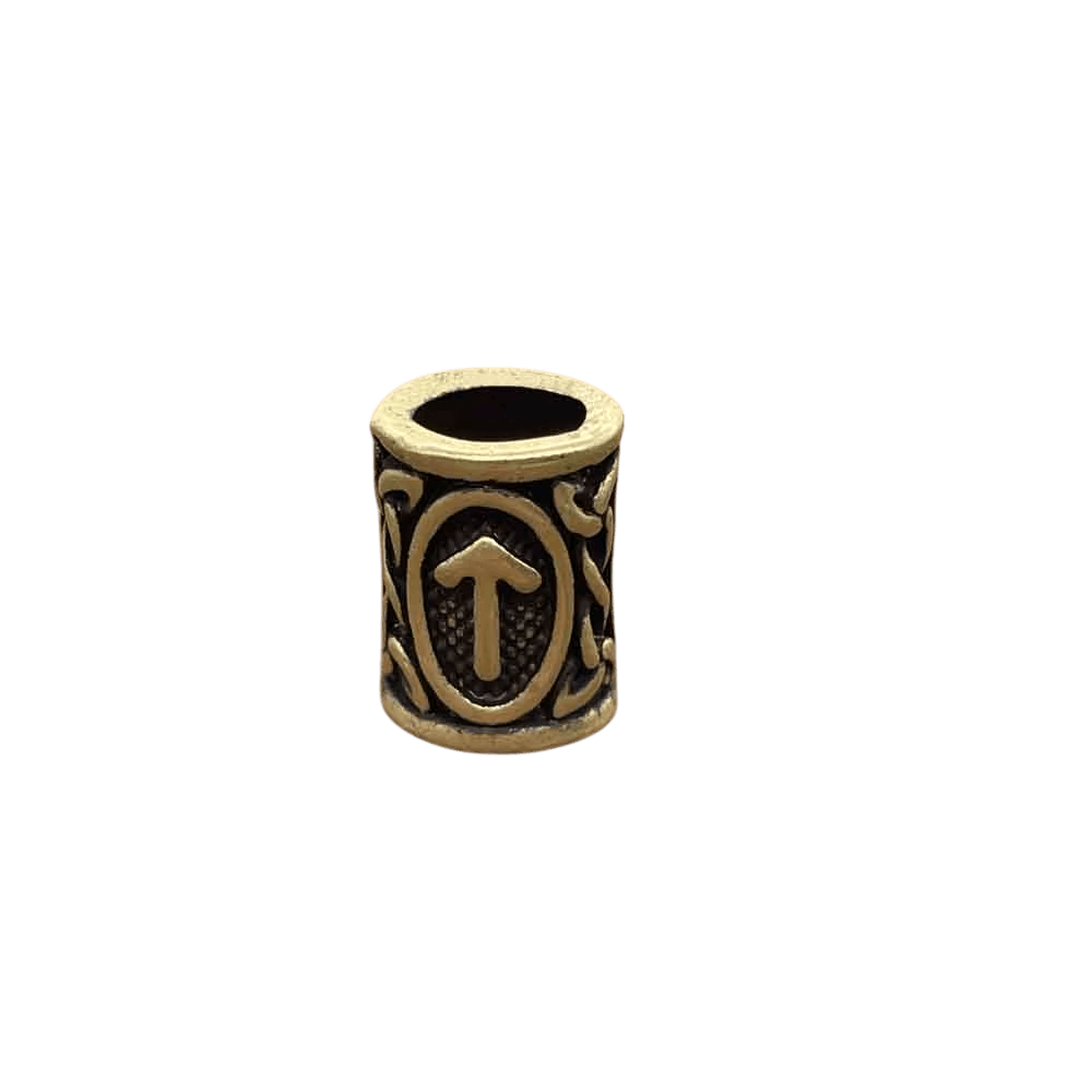 Perle viking cylindrique en alliage bronze patiné, rune Tiwaz, perçage traversant visible, sur fond blanc