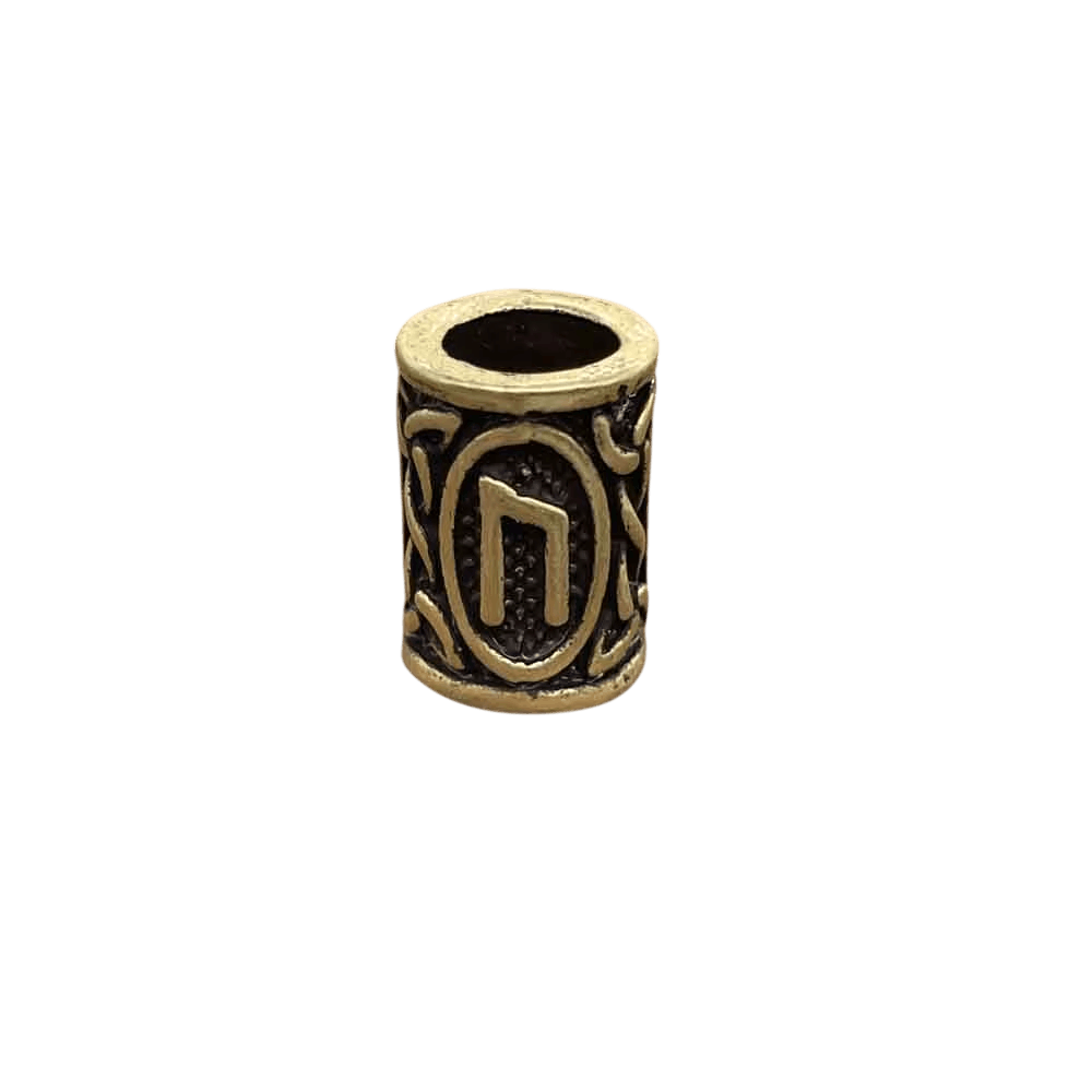 Perle viking cylindrique en alliage bronze patiné, rune Uruz, perçage traversant visible, sur fond blanc