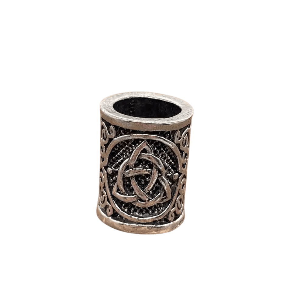 Perle viking cylindrique en alliage argent vieilli, triquetra en médaillon, perçage traversant visible, sur fond blanc
