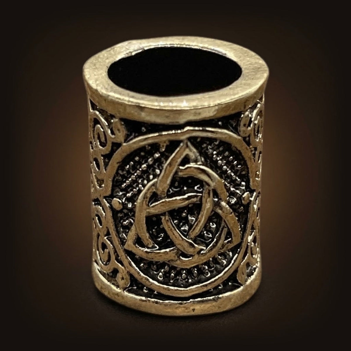 Perle viking cylindrique en alliage bronze patiné, triquetra en médaillon, perçage traversant visible