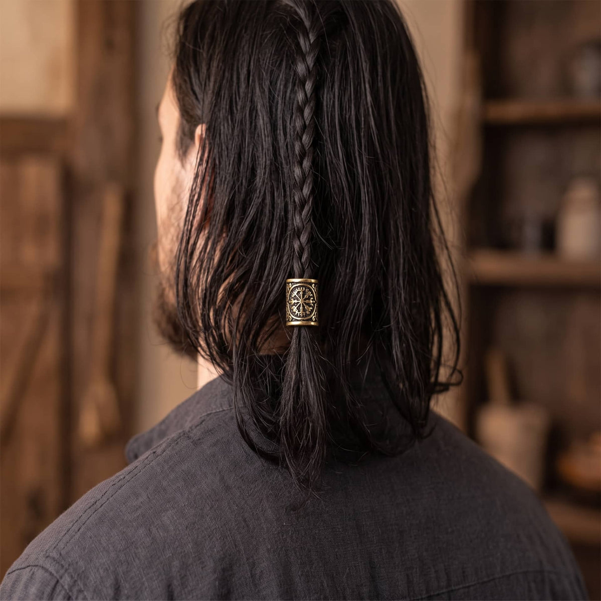 Perle viking en alliage bronze patiné, gravée du Vegvísir, la boussole islandaise à huit branches, portée sur une fine tresse de cheveux