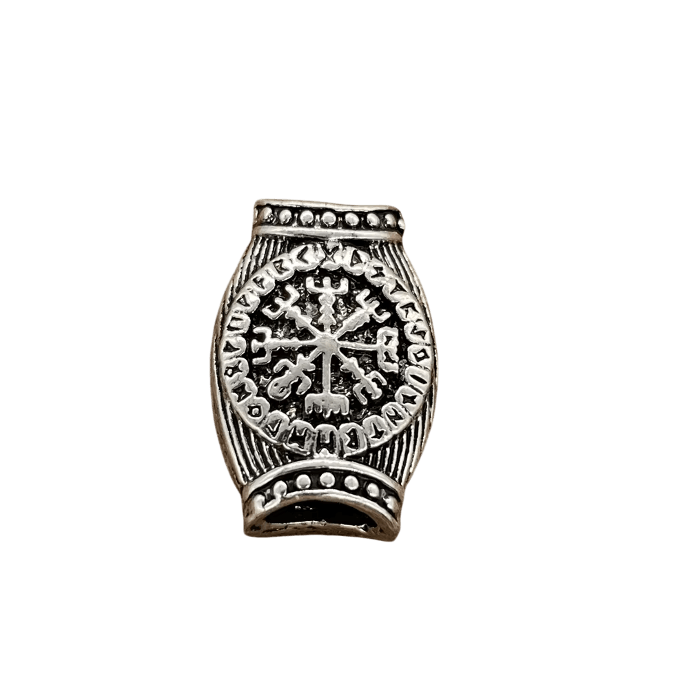Perle viking en forme de tonneau, en alliage argent vieilli, Vegvísir cerclé de runes, perçage traversant visible, sur fond blanc