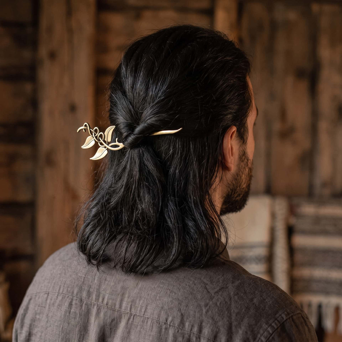 Pique à Cheveux Viking Dorée à Feuilles, porté