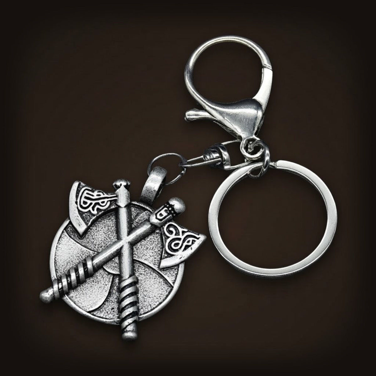 Porte-clés viking bouclier rond et haches croisées, finition argent vieilli, mousqueton et anneau