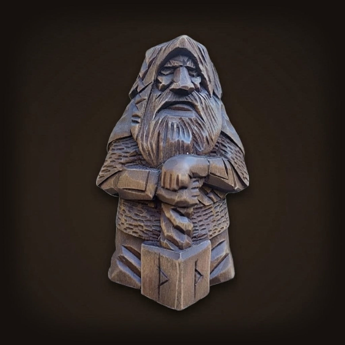 Statue viking de Thor, dieu du tonnerre, les mains sur son marteau Mjölnir gravé de runes, en résine façon bois sculpté