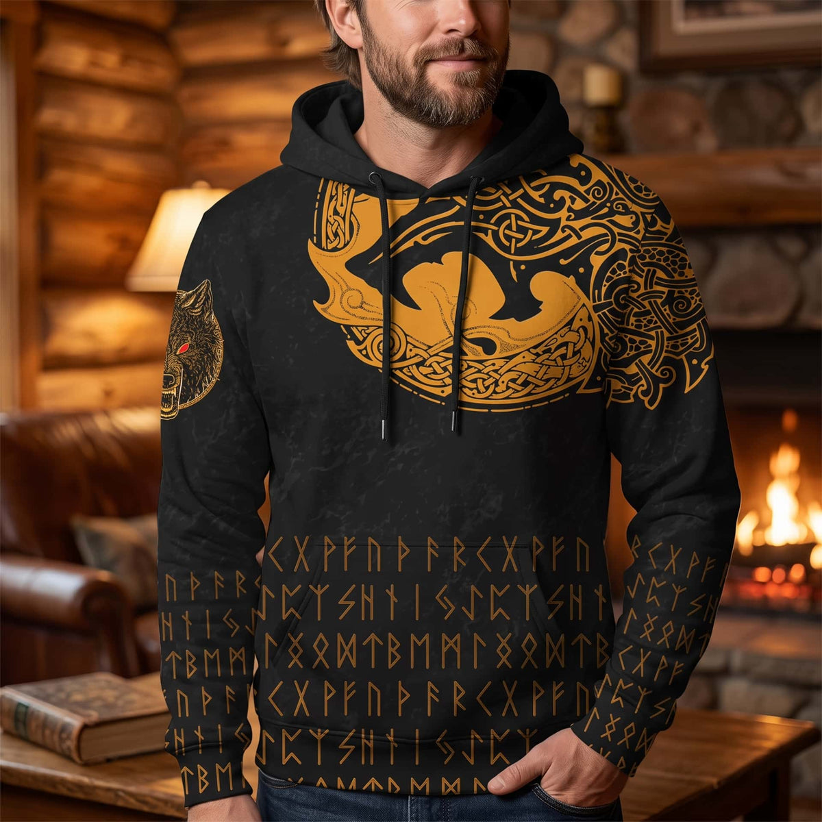 Homme portant le Sweat à Capuche Viking Corbeau Doré et Runes d'Or