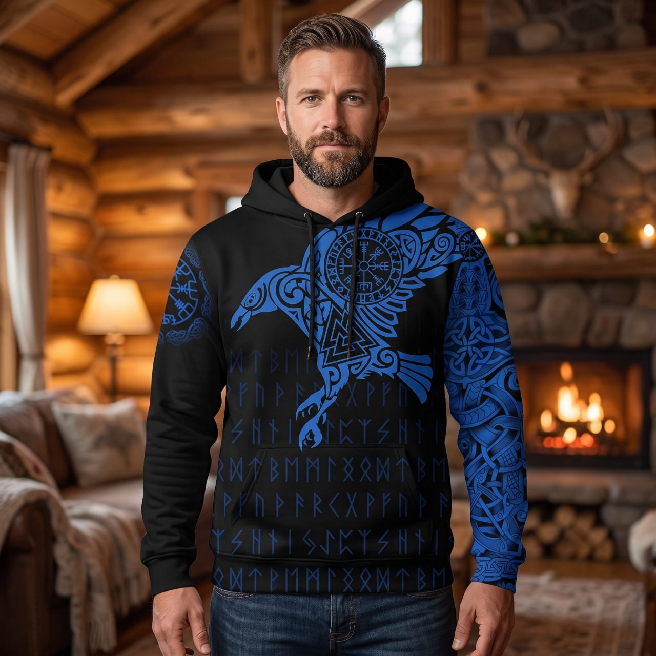 Homme portant le Sweat à Capuche Viking Corbeau d'Odin et Vegvísir, coloris bleu