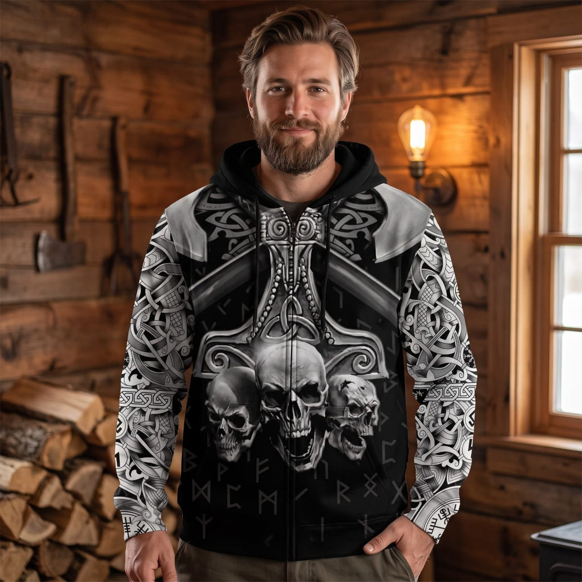 Homme portant le Sweat à Capuche Viking Crânes et Haches Croisées