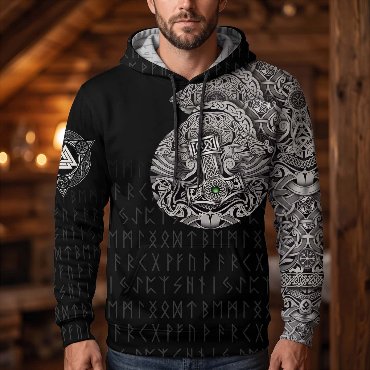 Homme portant le Sweat à Capuche Viking Médaillon Runique Noir et Gris