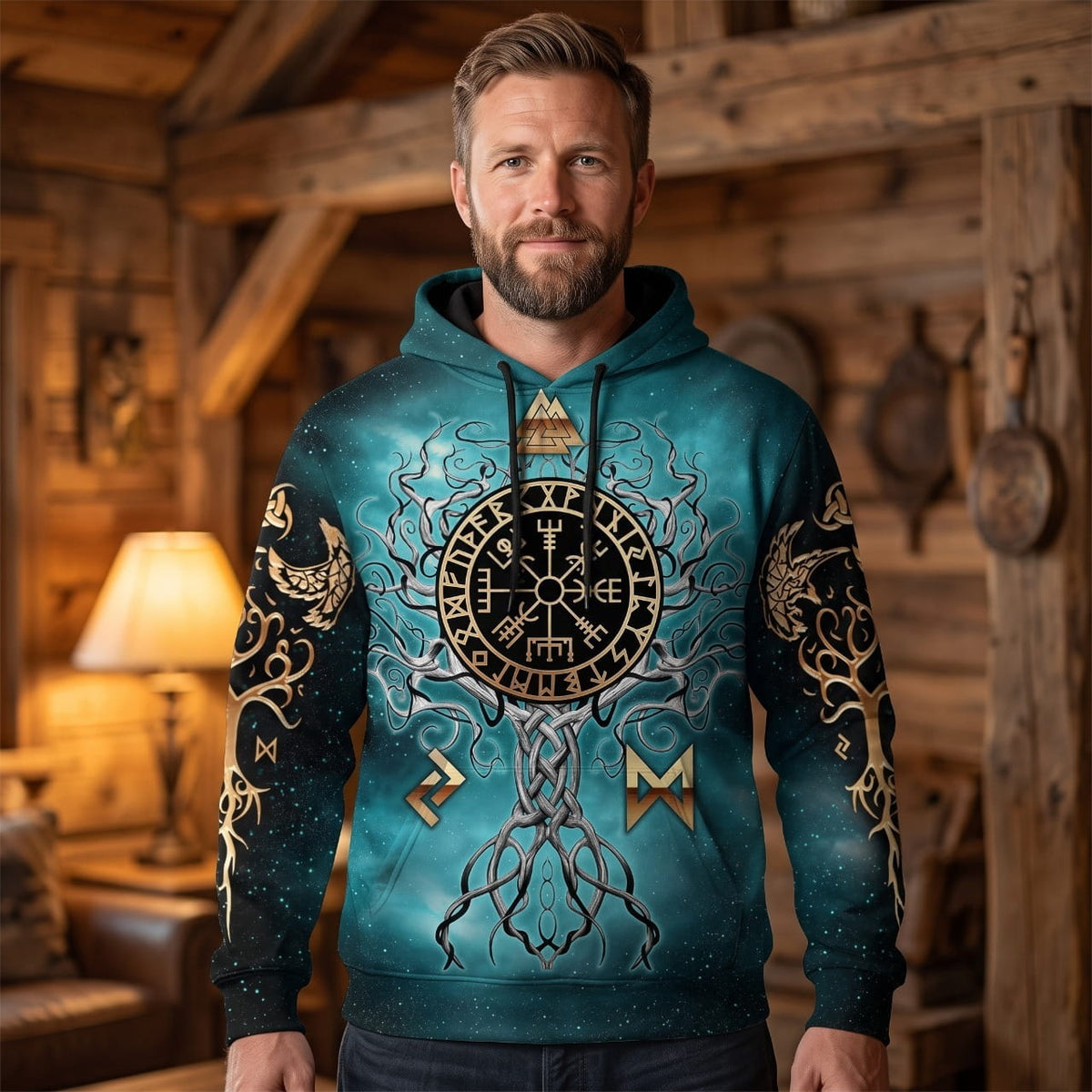 Homme portant le Sweat à Capuche Viking Vegvísir Doré Fond Turquoise