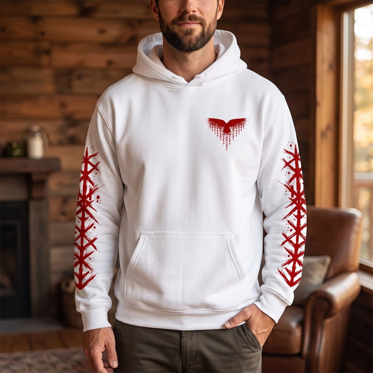 Homme portant le Sweat à Capuche Viking Vegvísir et Runes, coloris blanc motif rouge