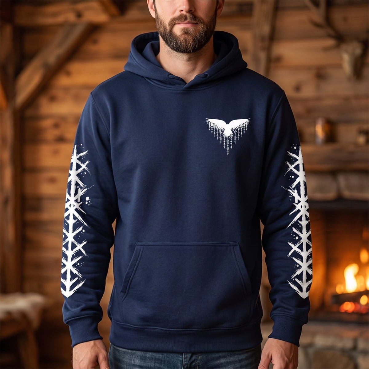 Homme portant le Sweat à Capuche Viking Vegvísir et Runes, coloris marine motif blanc