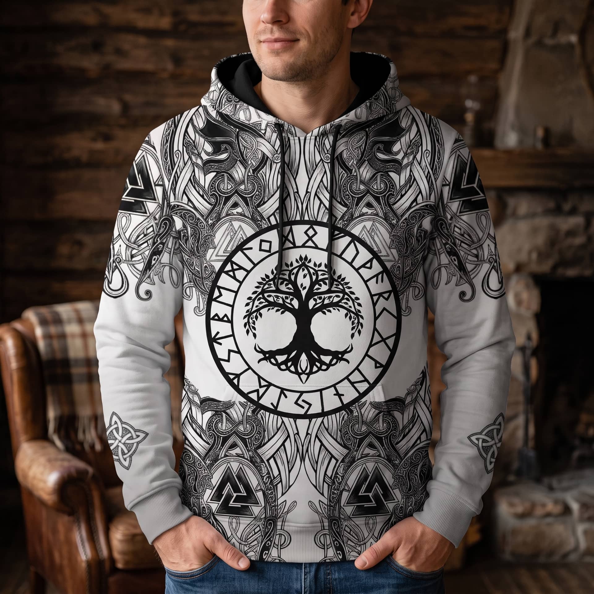 Homme portant le Sweat à Capuche Viking Yggdrasil et Vegvísir Blanc