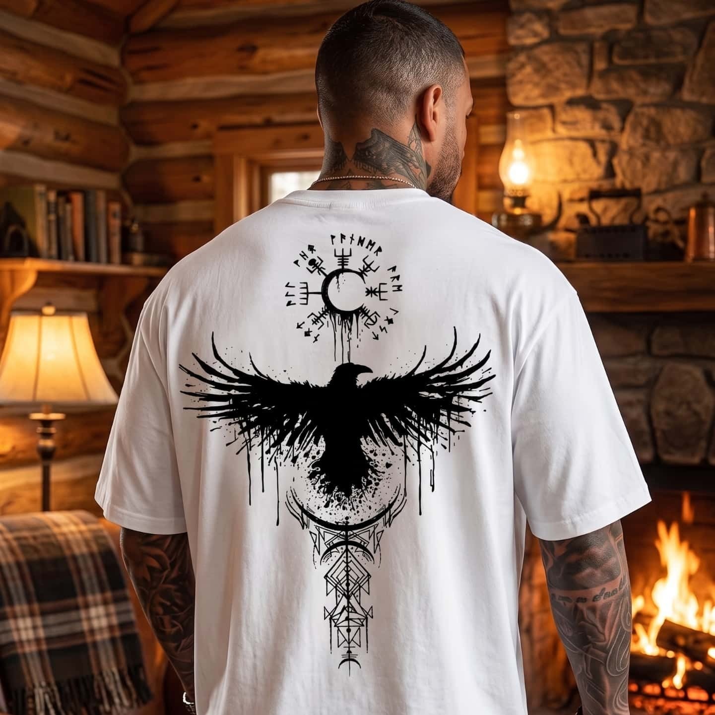 Homme de dos portant un tee-shirt viking blanc à grand corbeau ailes déployées et Vegvísir
