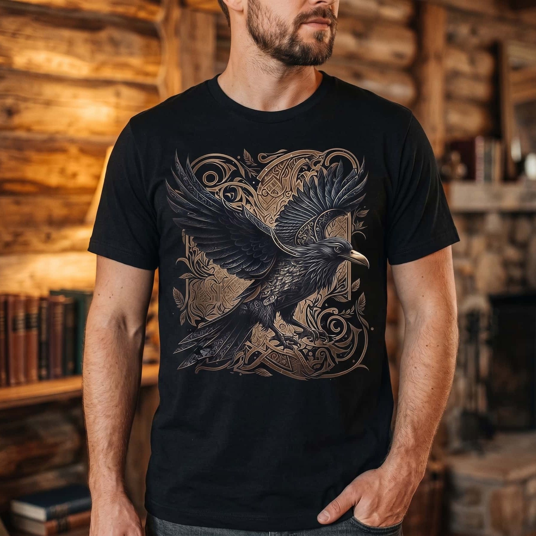Homme portant un tee-shirt viking noir à corbeau en vol sur un fond d'entrelacs dorés