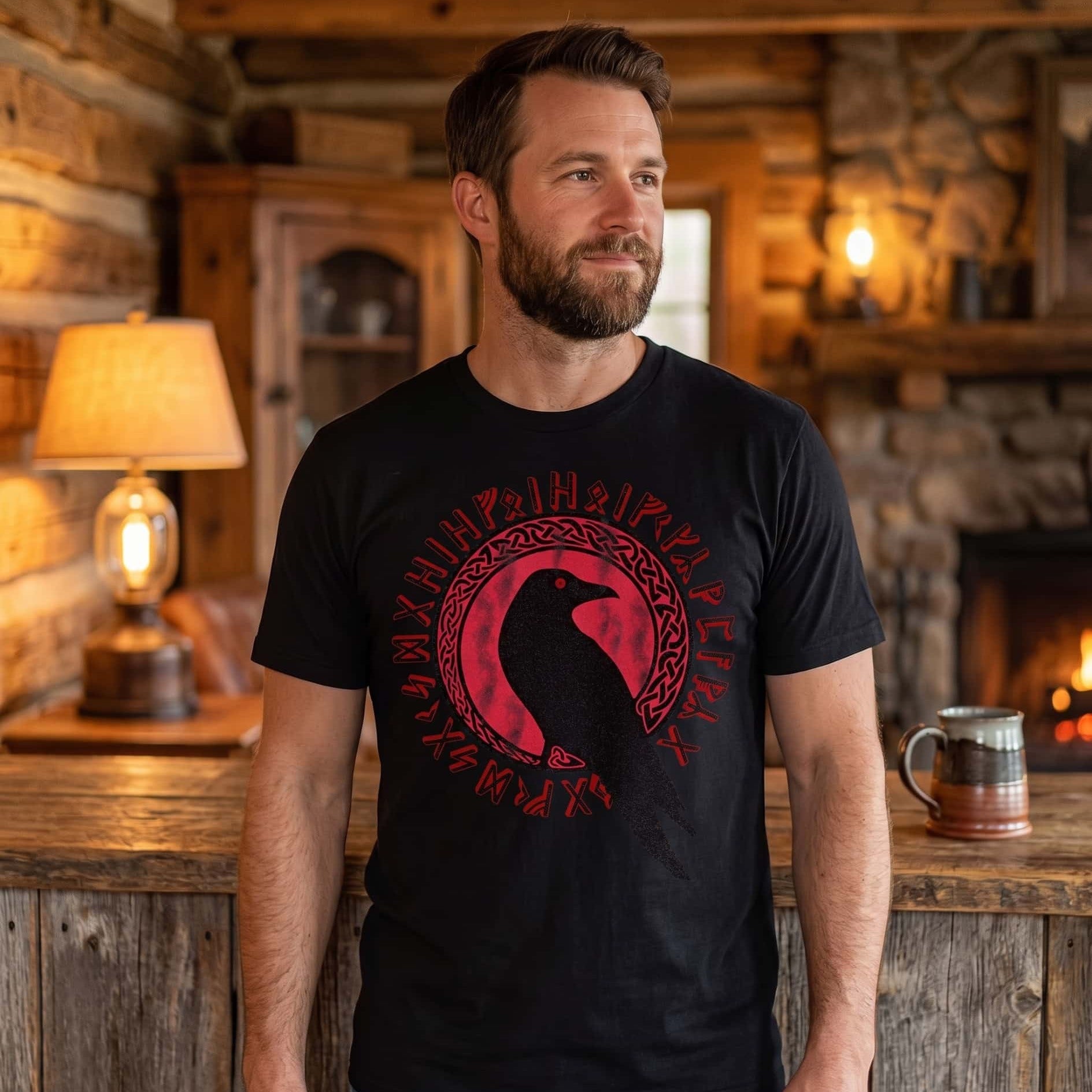 Homme portant un tee-shirt viking noir à corbeau devant une lune rouge cerclée de runes