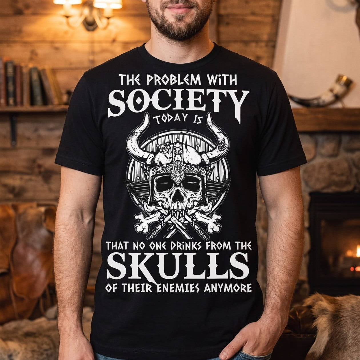 Homme portant un tee-shirt viking noir à slogan humoristique anglais et crâne casqué à cornes