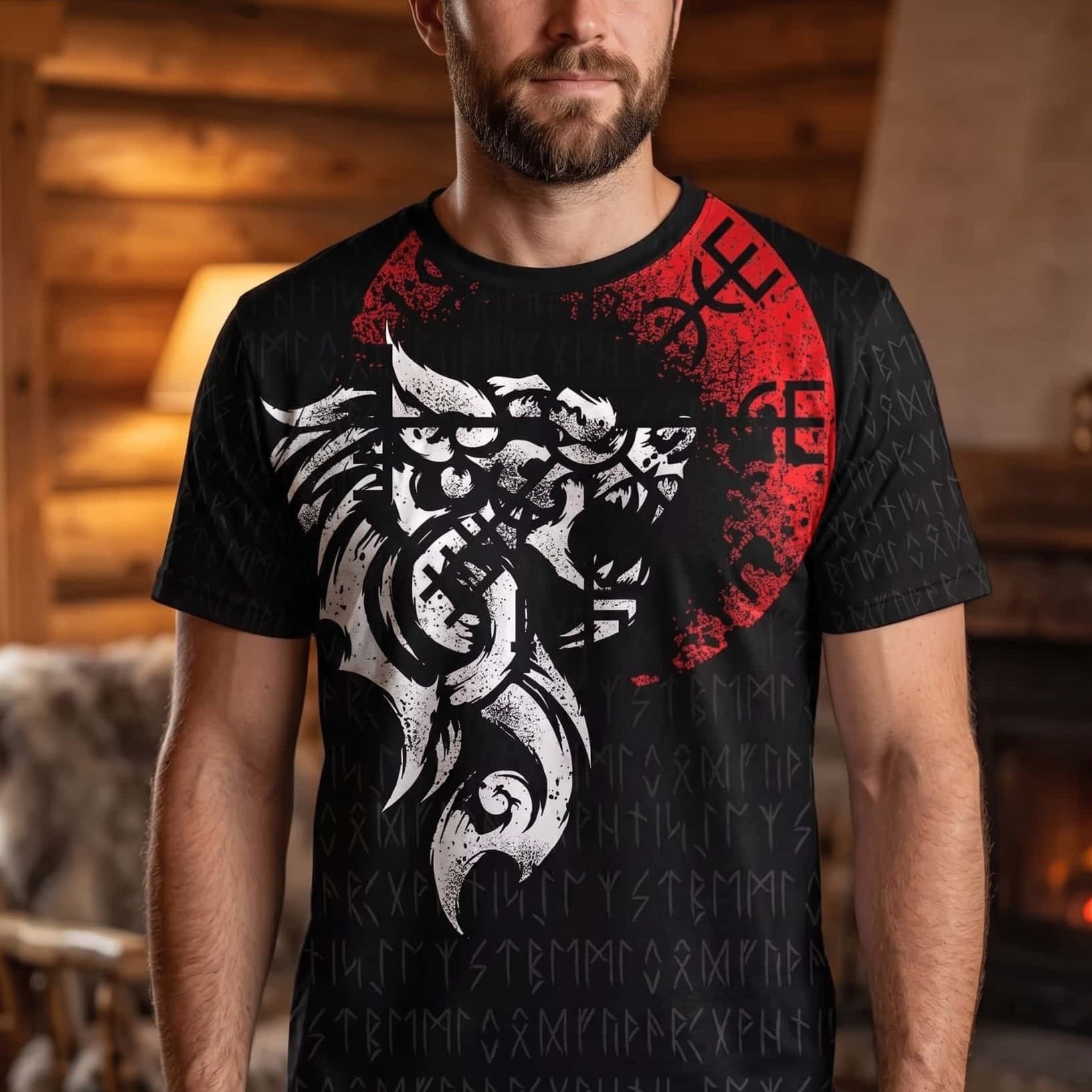 Homme portant un tee-shirt viking noir à impression intégrale, loup hurlant blanc sur lune rouge