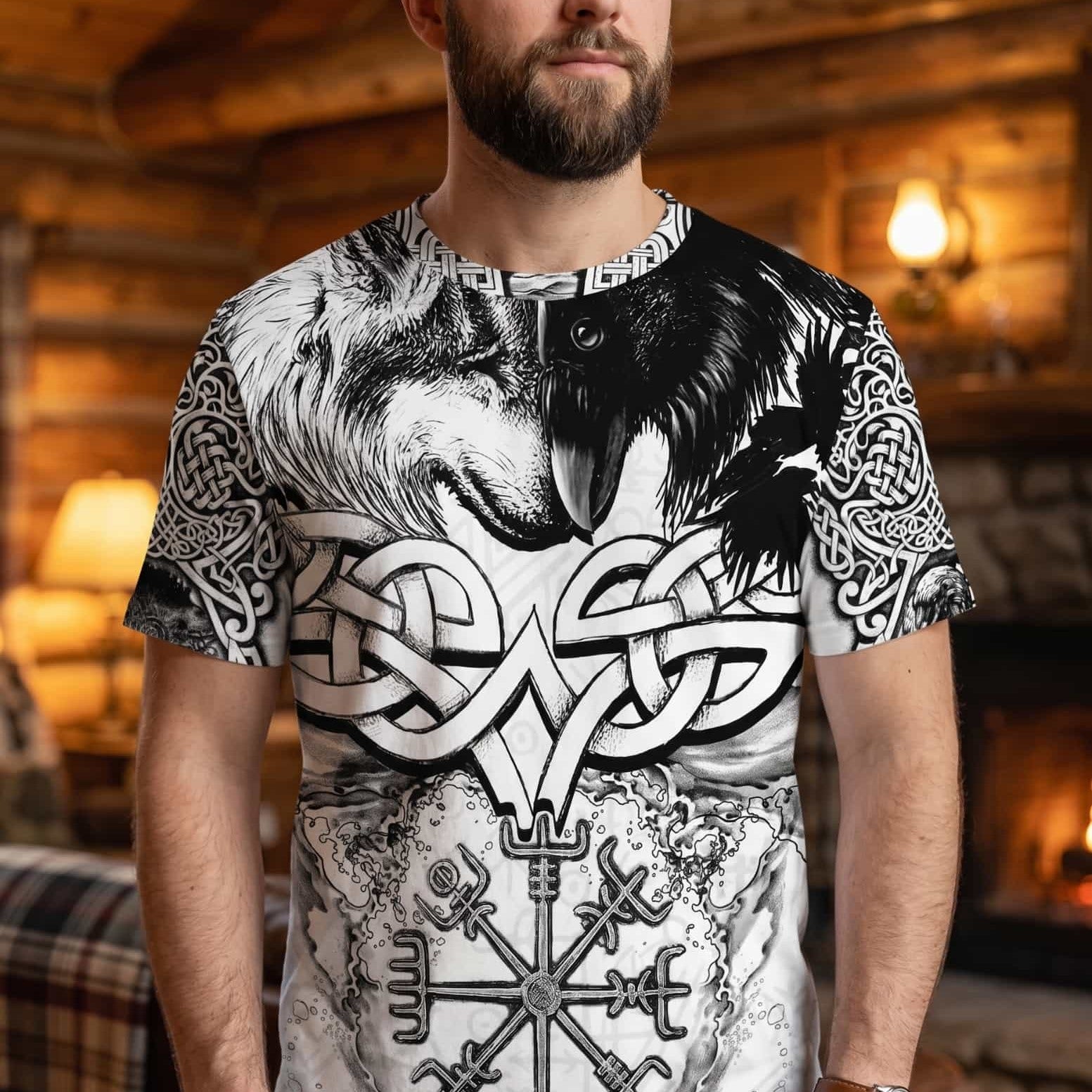Homme portant un tee-shirt viking blanc à impression intégrale, loup hurlant et Vegvísir noirs