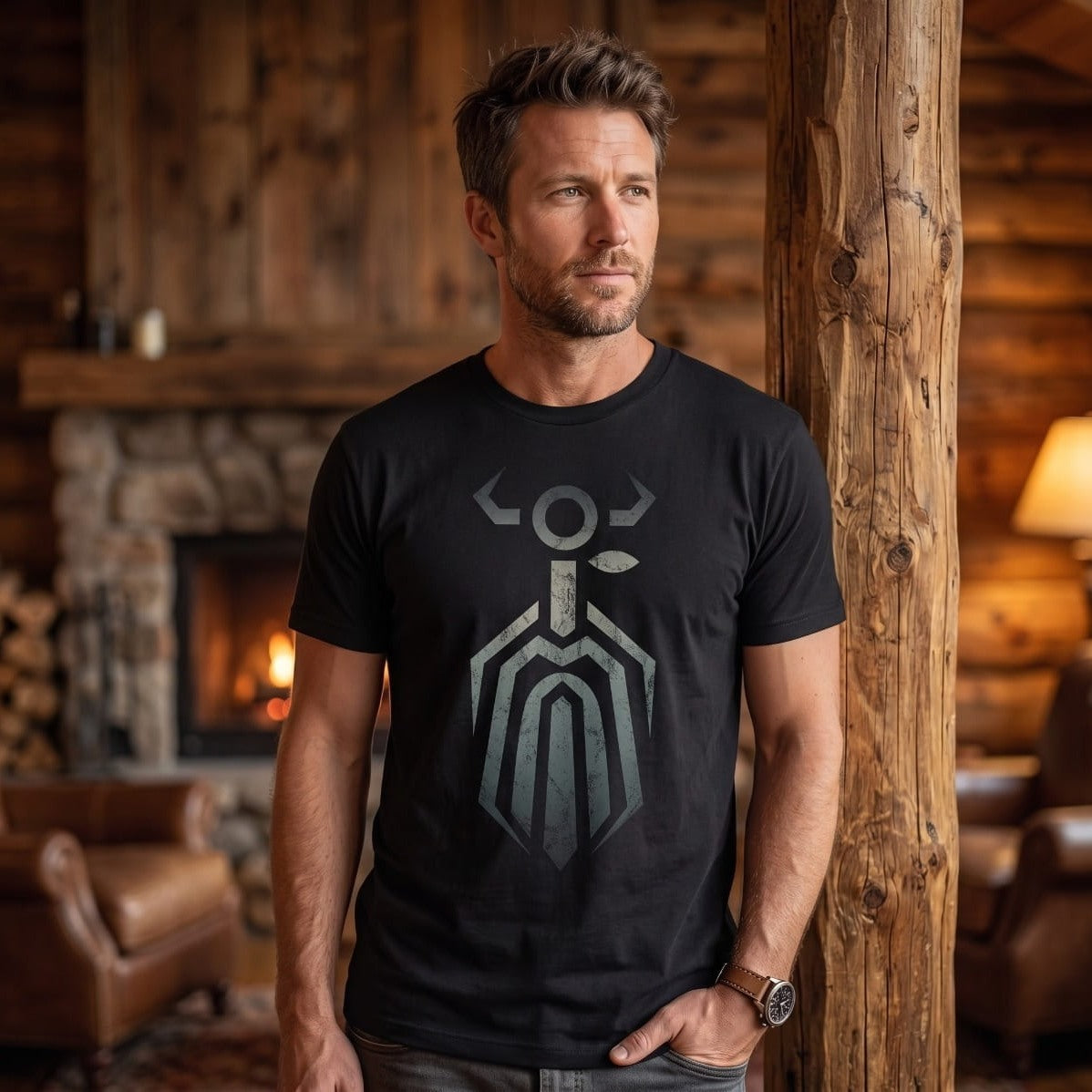Homme portant un tee-shirt viking noir à emblème nordique stylisé gris fer