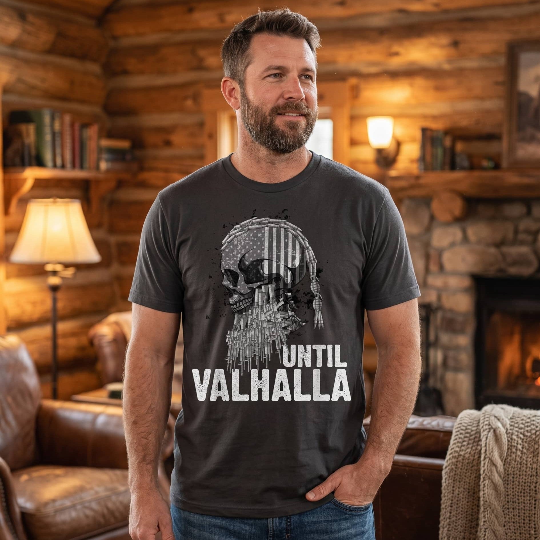 Homme portant un tee-shirt viking noir à crâne barbu texturé d'un drapeau et lettrage Until Valhalla