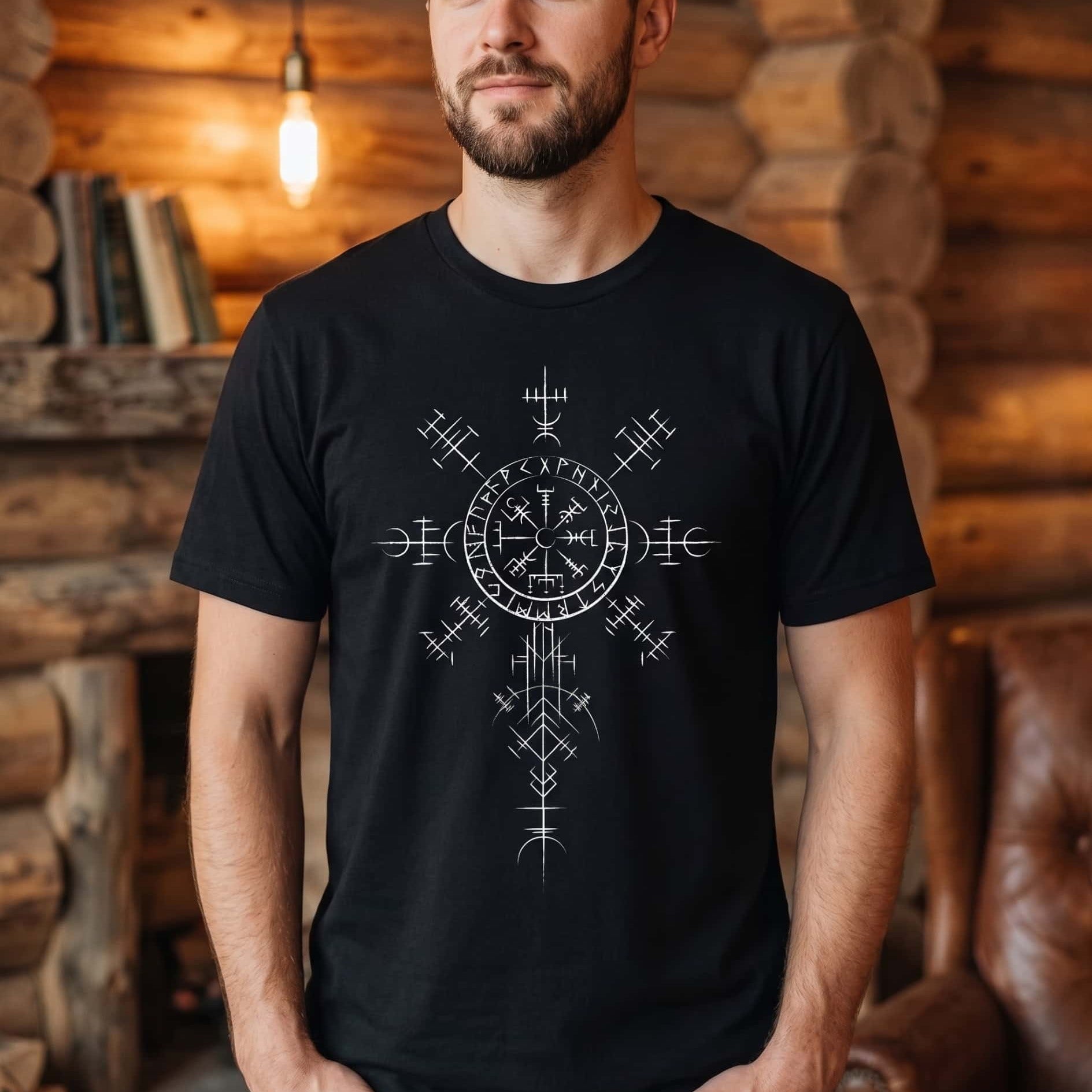 Homme portant un tee-shirt viking noir à Vegvísir blanc et colonne de runes en trait fin