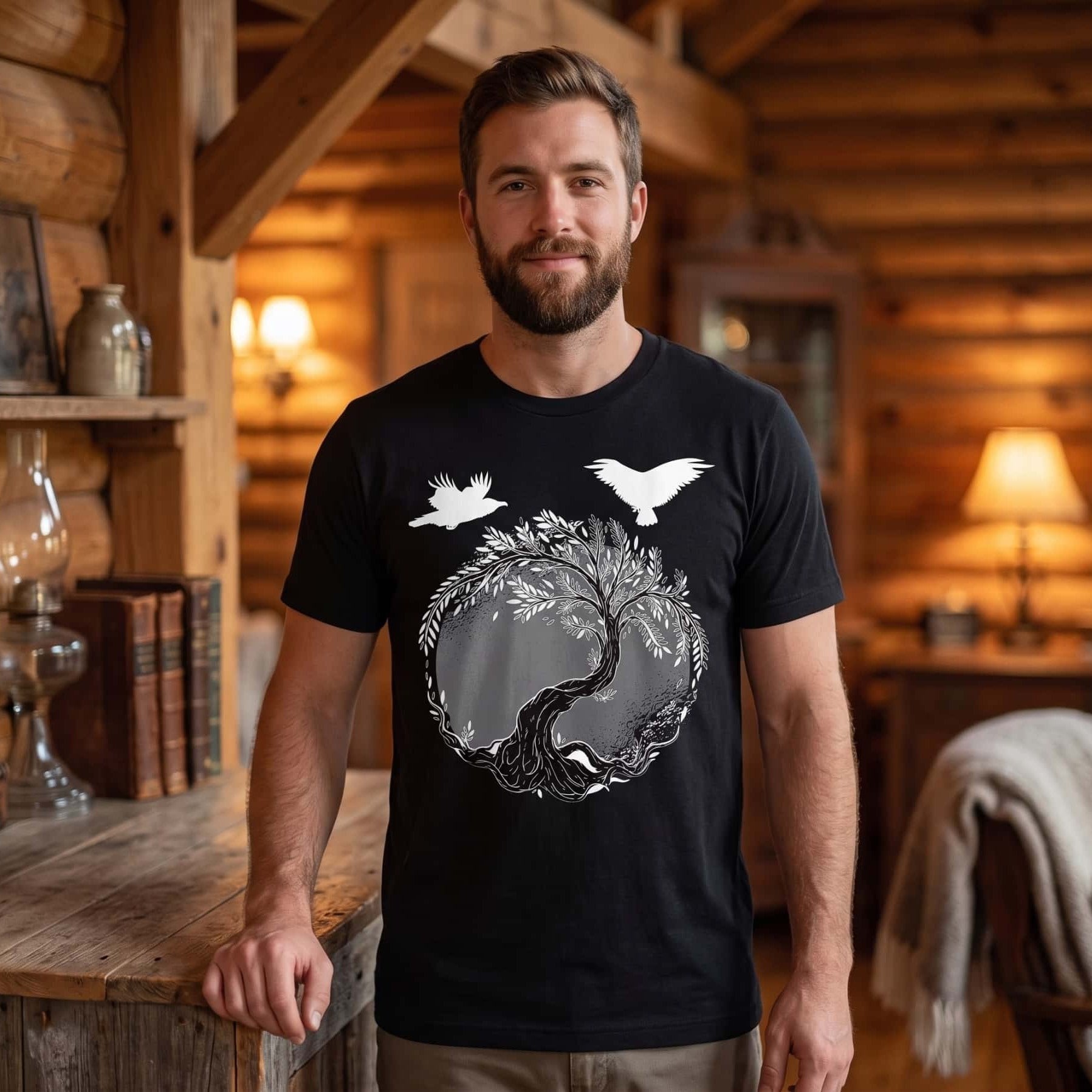 Homme portant un tee-shirt viking noir à Yggdrasil argenté d'où s'envolent deux corbeaux blancs