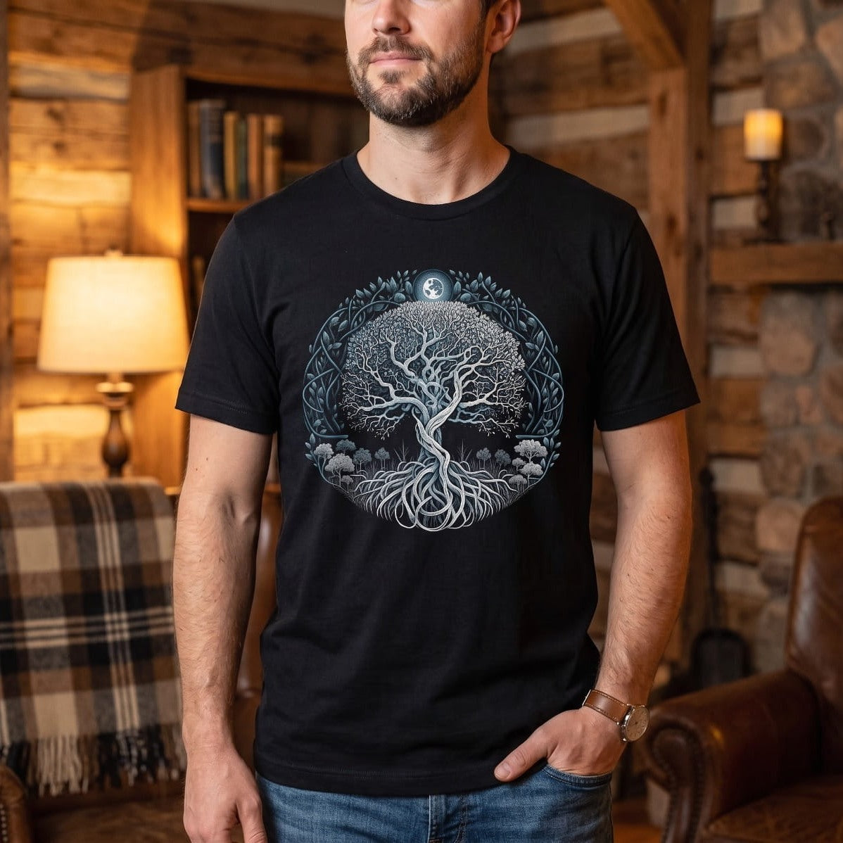 Homme portant un tee-shirt viking noir à Yggdrasil argenté sous une lune, racines apparentes