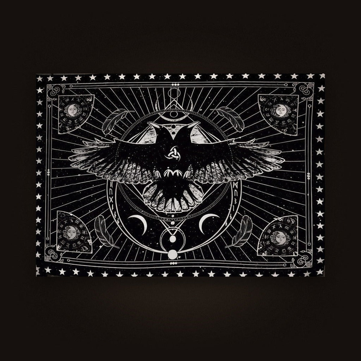 Tenture Viking Corbeau Céleste & Triple Lune — Noir et Blanc, vue d'ensemble de la tenture à plat