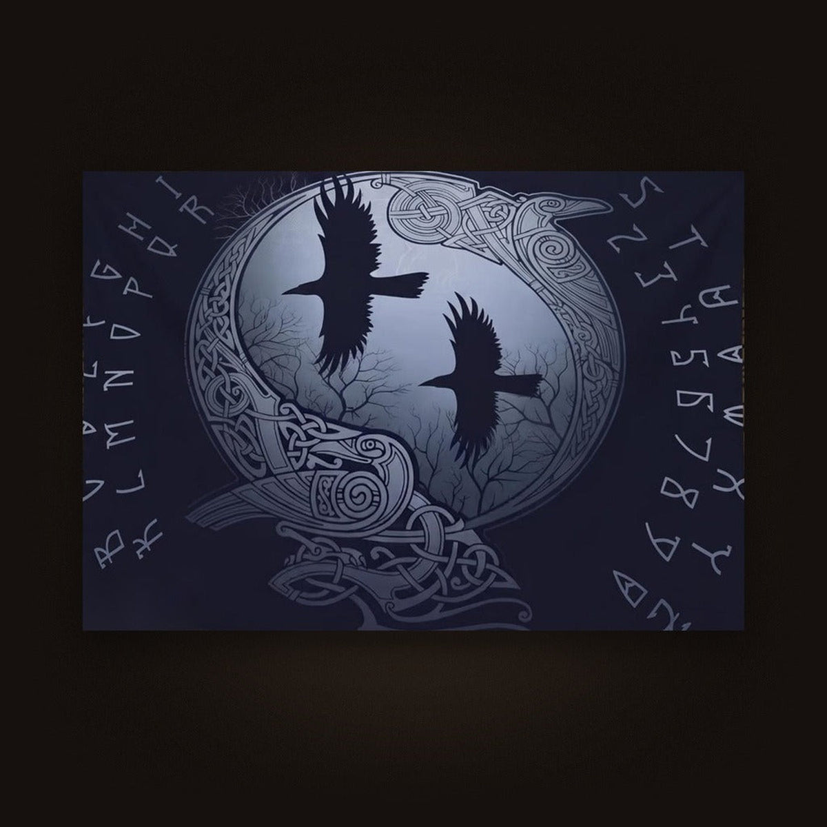 Tenture Viking Huginn & Muninn sous la Lune — Bleu Nuit, vue d'ensemble de la tenture à plat