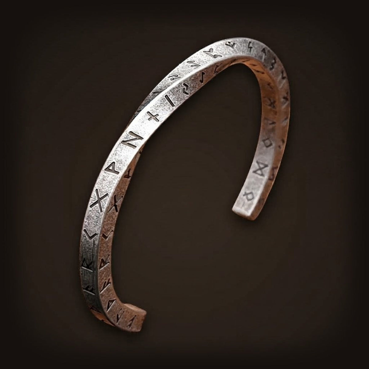 Bracelet viking de type jonc en acier inoxydable vieilli avec les 24 runes du Vieux Futhark gravées sur toute la surface.