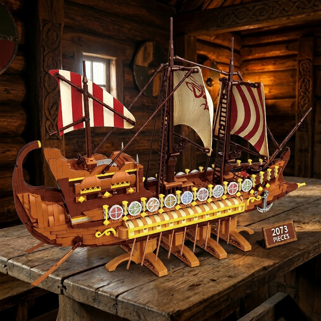 Vue détaillée du grand vaisseau viking construit en blocs (2073 pièces), montrant la voile rayée rouge et blanche, le gréement complexe et les boucliers sur le pont. Une décoration viking impressionnante.