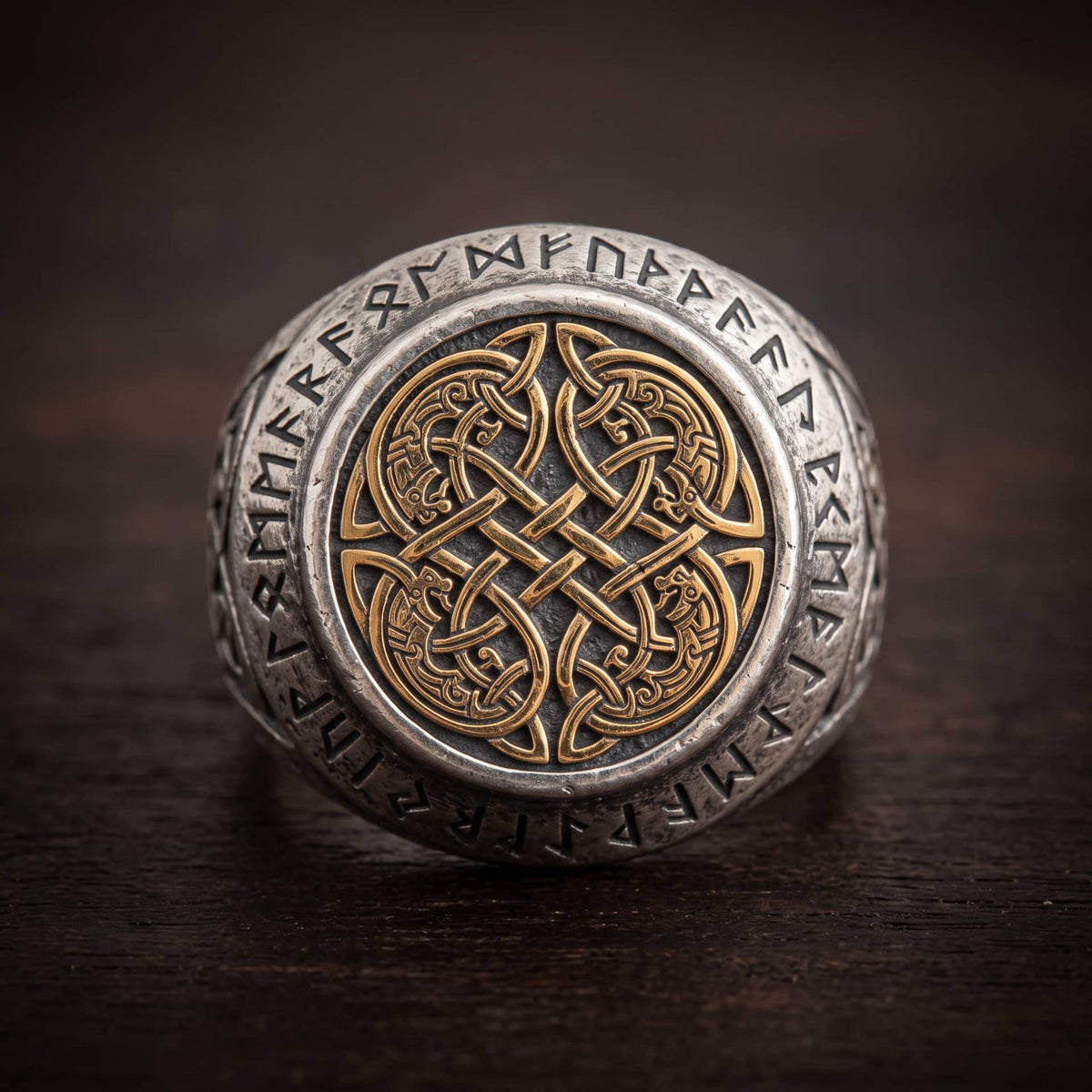 Chevalière viking massive en argent gravée de runes, plateau incrusté d'or