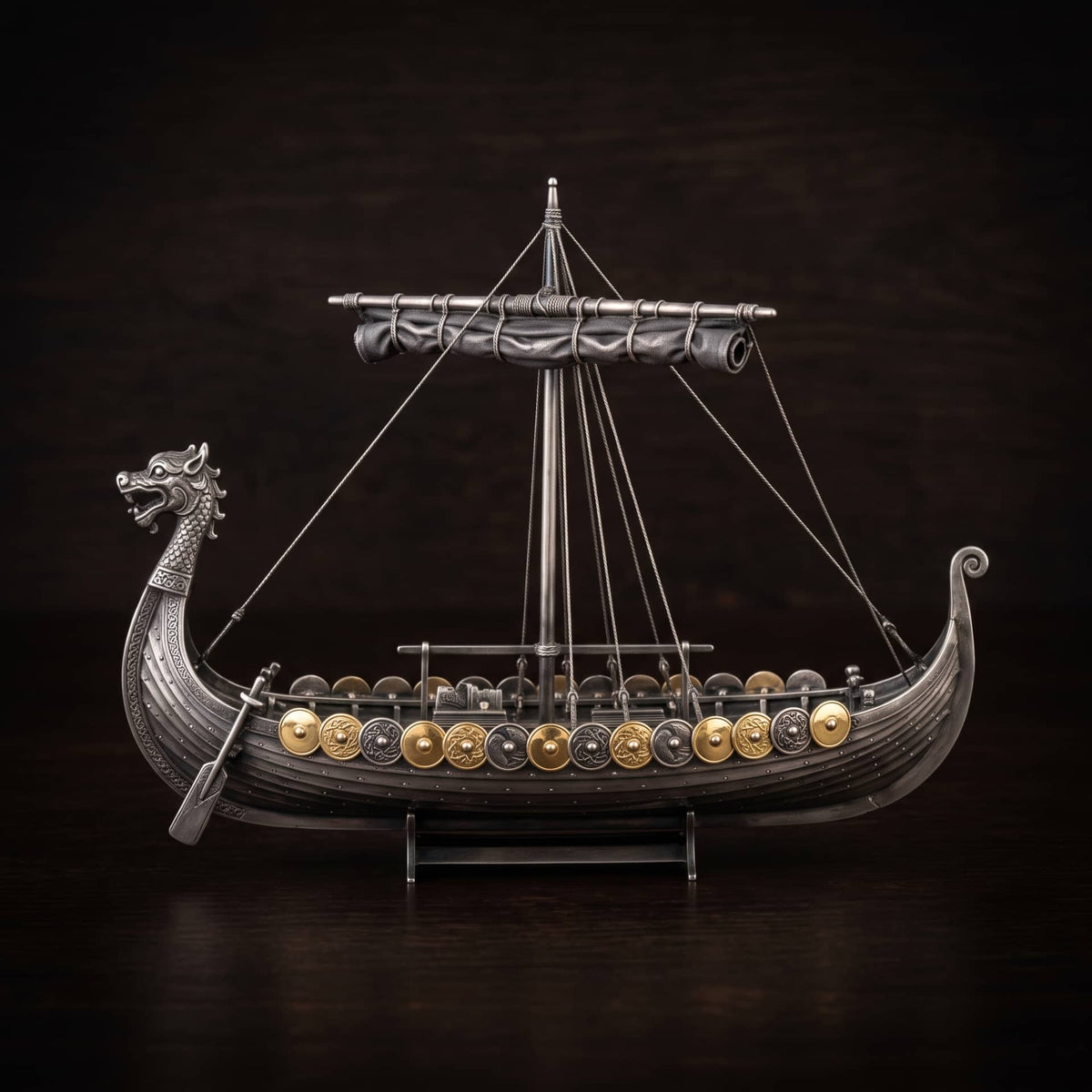 Drakkar miniature en argent et or, proue en tête de dragon, boucliers alignés