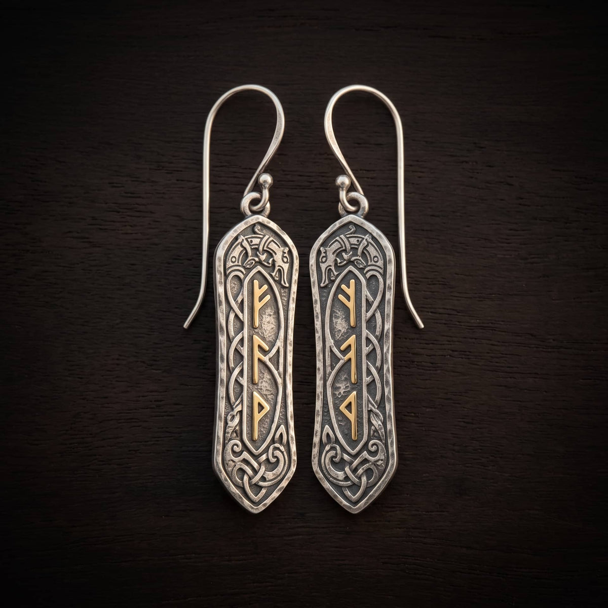 Paire de boucles d'oreilles vikings en argent disposées en miroir, pendants runiques