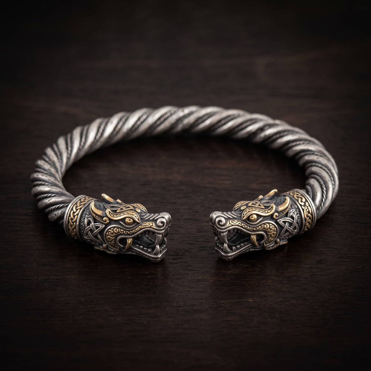 Bracelet jonc viking torsadé en argent, extrémités en têtes de dragon dorées