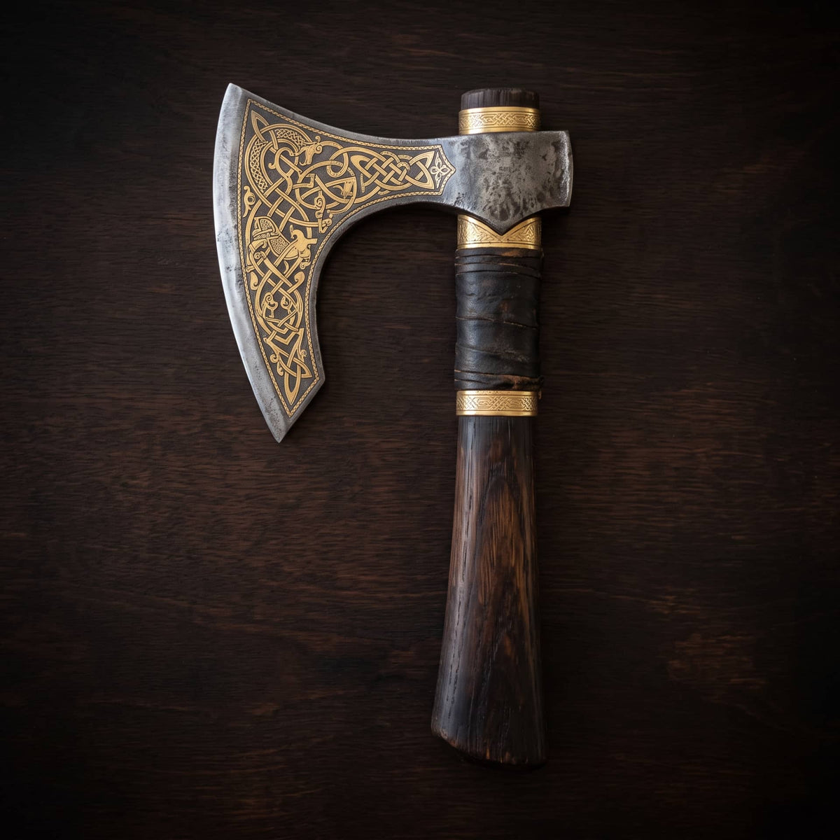 Hache viking barbue en argent, fer damasquiné d'entrelacs d'or, manche de bois sombre