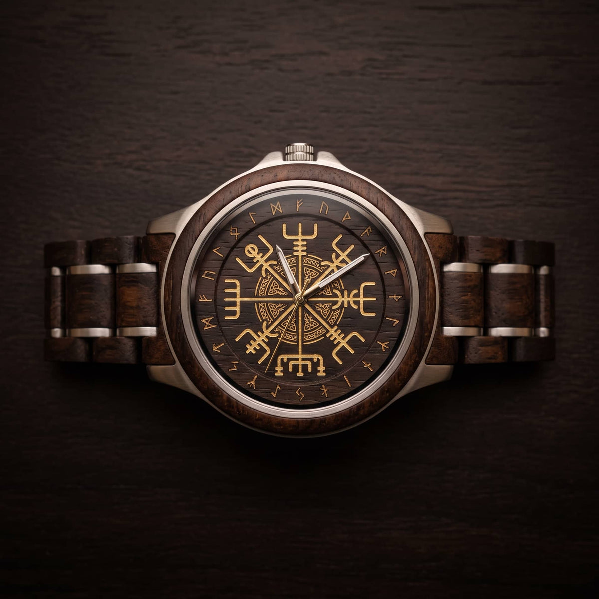 Montre viking en bois sombre et acier, cadran gravé d'une boussole runique dorée