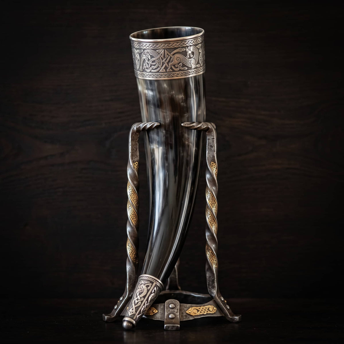Corne à boire viking polie dressée sur son support en acier aux montants torsadés