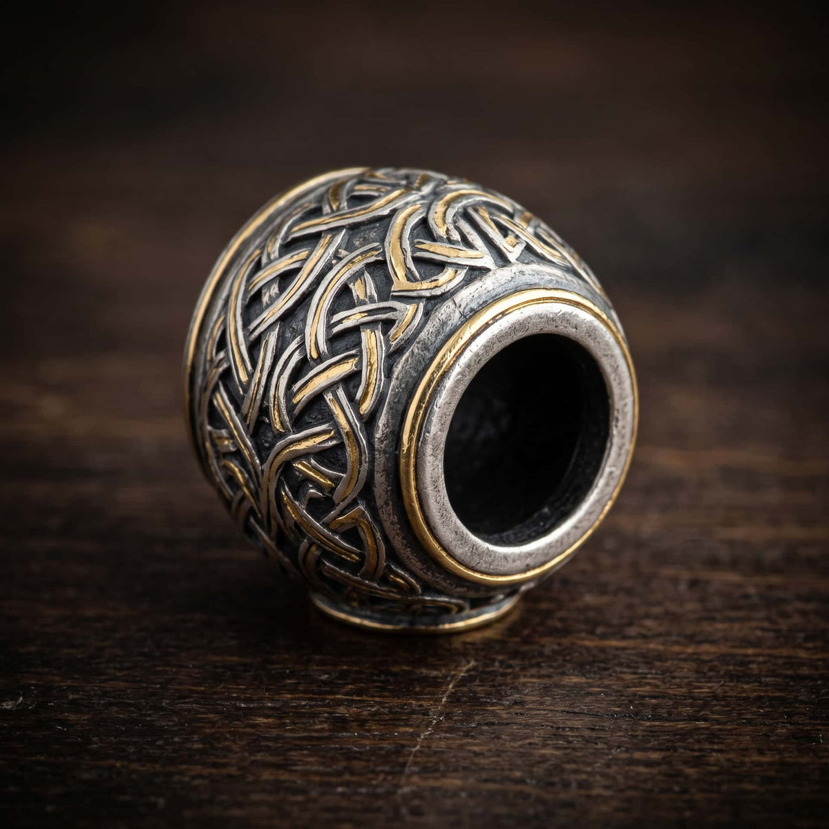 Perle viking de barbe en argent vieilli, gravée d'entrelacs nordiques rehaussés d'or, perçage visible