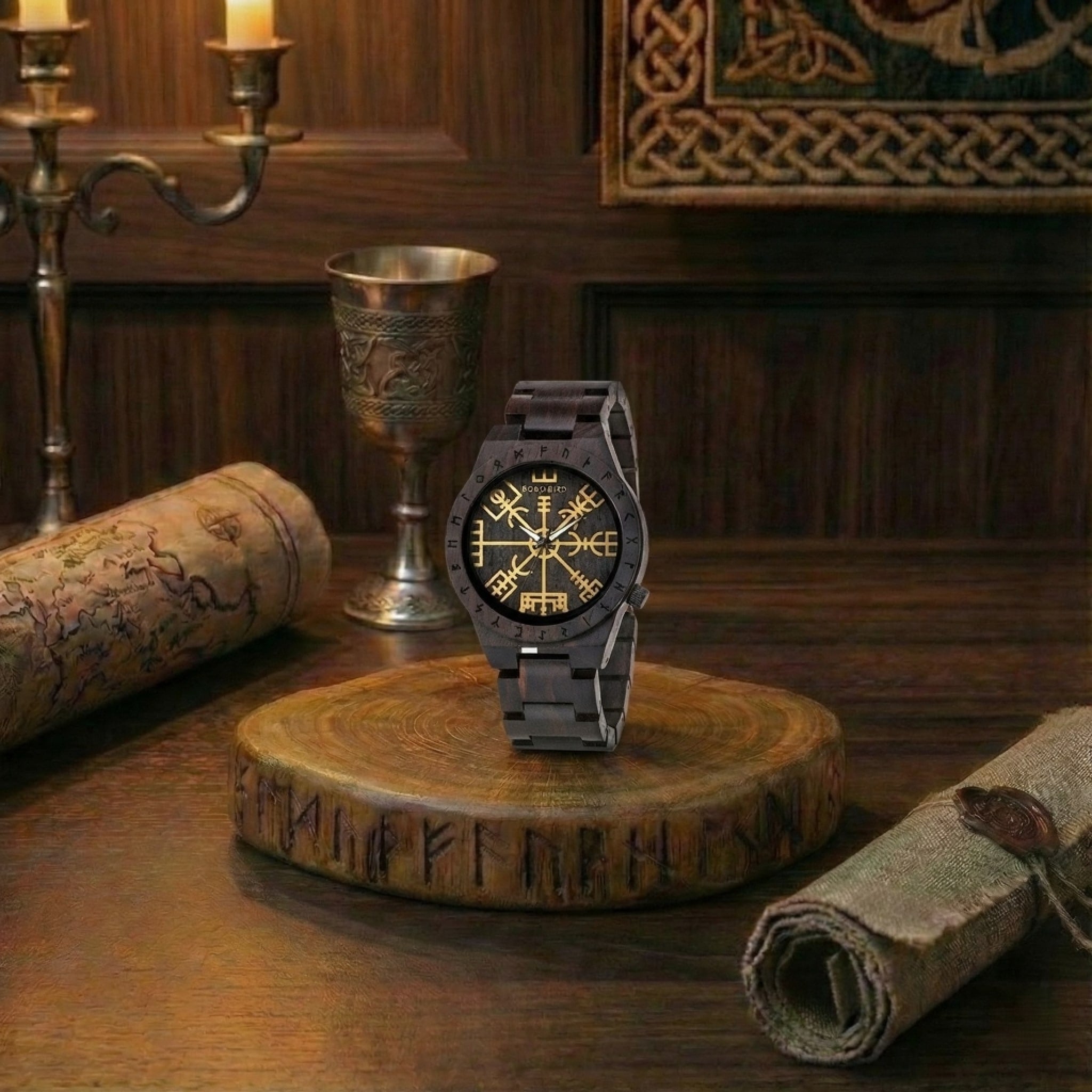 Montre Ægishjálmur en bois sombre posée dans un décor médiéval. Un bijou viking puissant symbolisant la force guerrière et la terreur des ennemis.