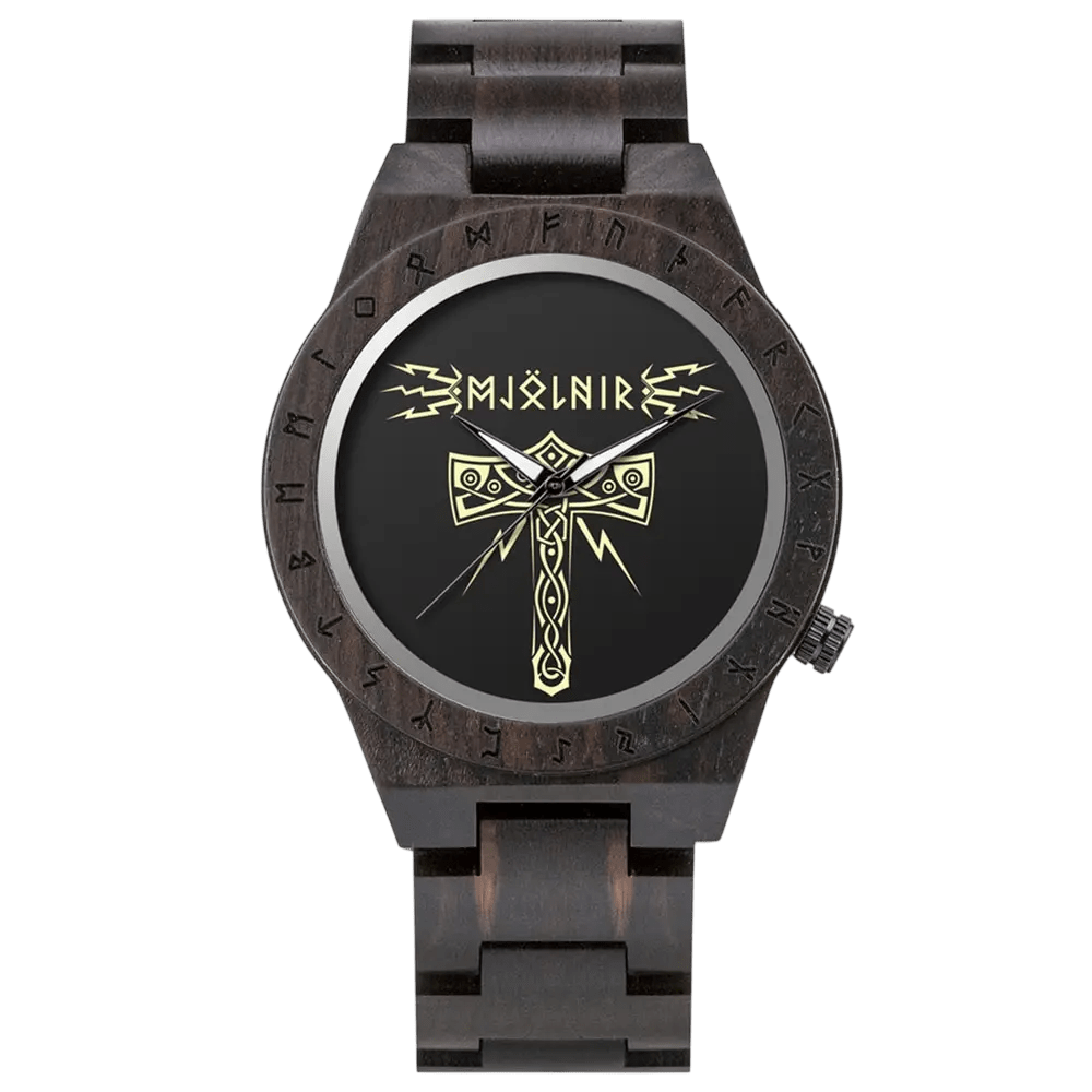 Montre Mjölnir posée sur un socle en bois dans un décor médiéval. Un bijou viking puissant symbolisant la force du dieu Thor.
