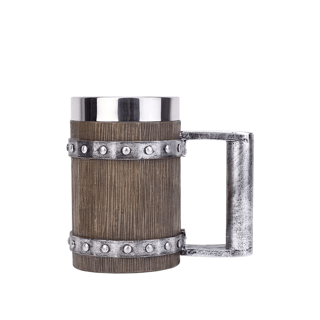 Chope viking tonneau 600ml imitation bois avec anse rectangulaire aspect fer forgé. Mug robuste isotherme pour bière.