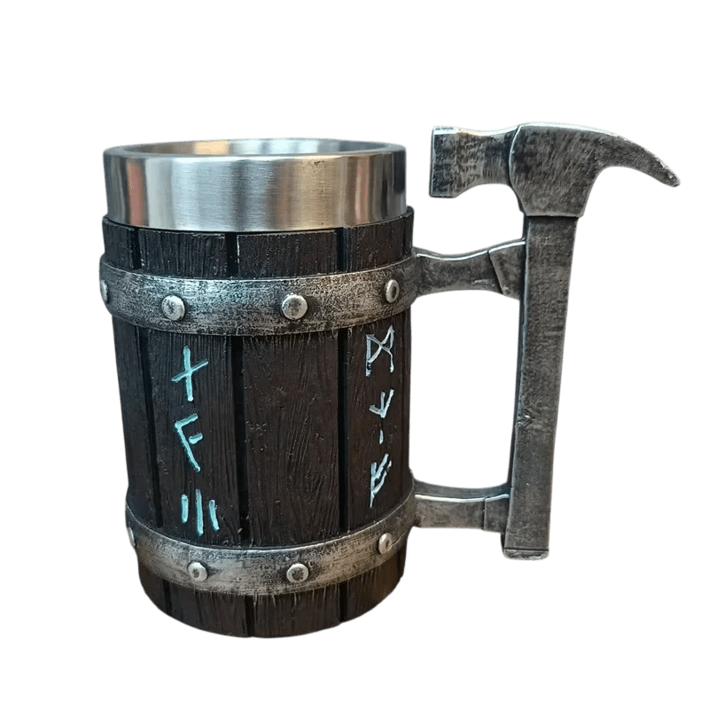 Chope viking tonneau bois sombre avec runes bleues lumineuses et anse sculptée en forme de marteau de charpentier (arrache-clous).