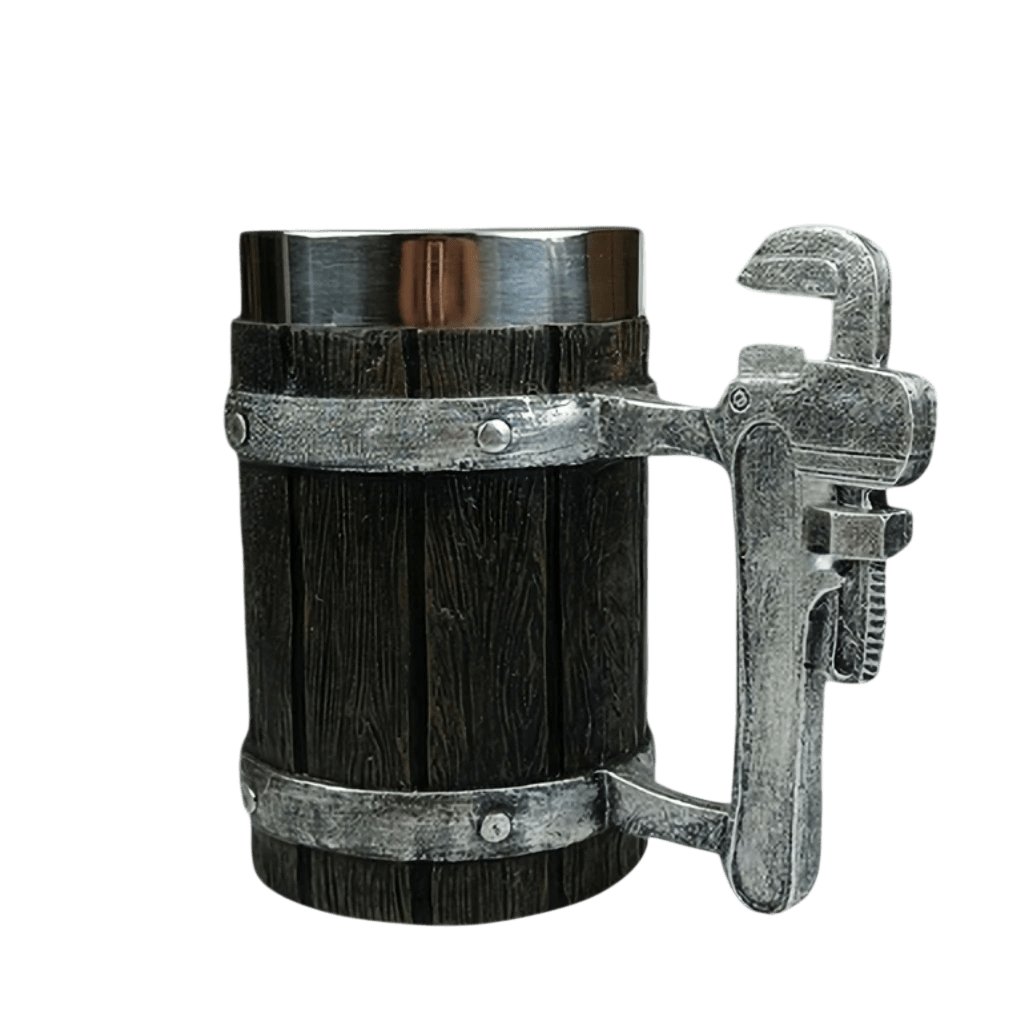 Chope viking tonneau imitation bois sombre avec anse sculptée en forme de clé à griffe (clé Stillson). Mug insolite pour plombier et tuyauteur.