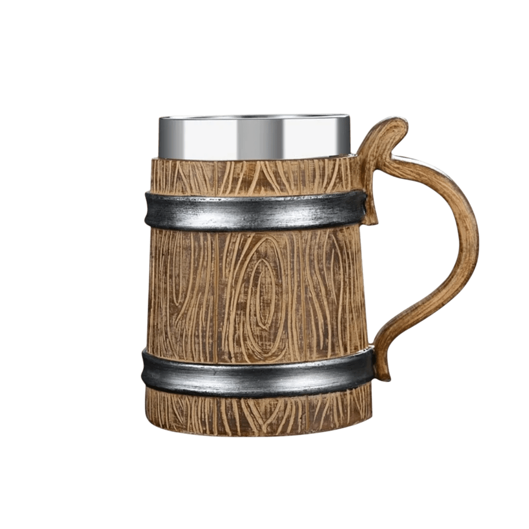 Chope viking traditionnelle imitation bois avec cerclage argent plat. Mug isotherme avec anse ergonomique courbée et repose-pouce sculpté.